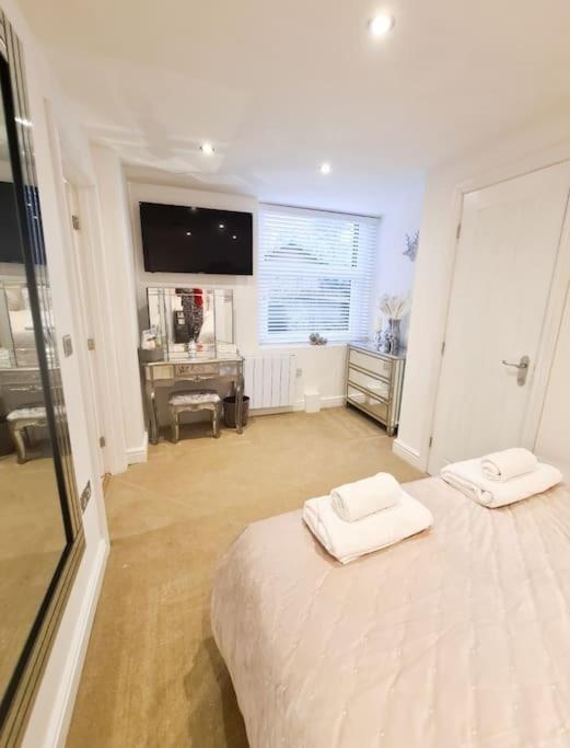 The Hideaway Luxury 5* 2 Bed Garden Apartment スカーバラ エクステリア 写真